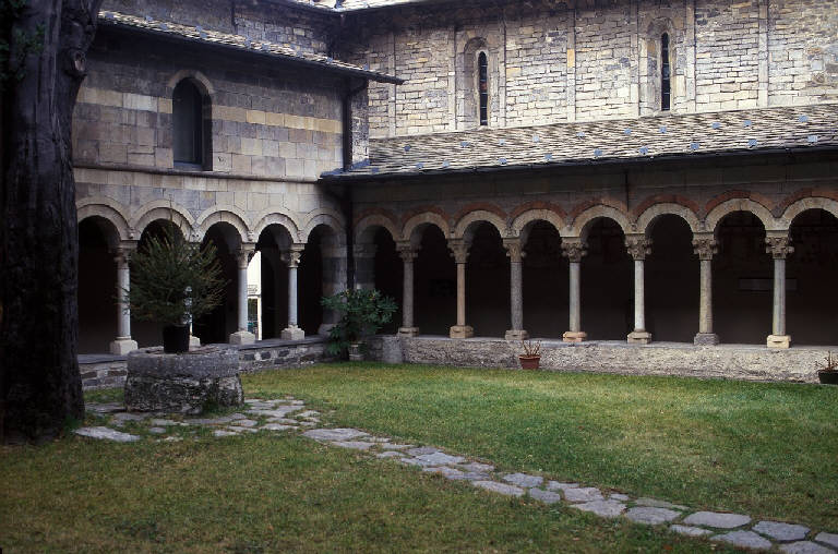 Chiostro dell'abbazia di S. Nicolò di Piona (chiostro) - Colico (LC) 
