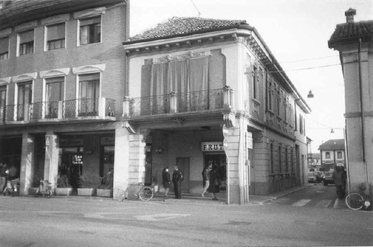 Edificio residenziale con decorazioni Via Matteotti (palazzo) - Binasco (MI) 