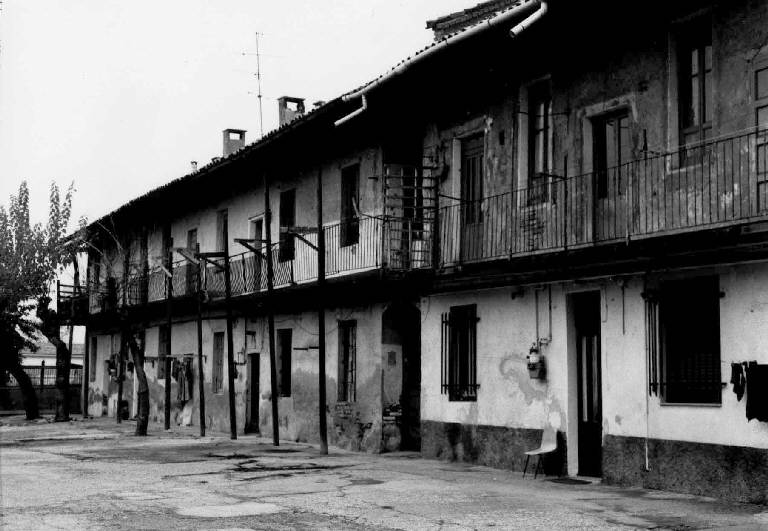 Corte antica Via Franco Tosi - complesso (cascina) - Villa Cortese (MI) 