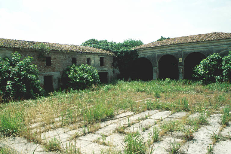 Stalla e casa dei salariati della Corte Falavigna (stalla) - Motteggiana (MN) 