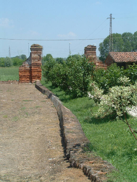Muro di recinzione della Corte Le Quadre (resti) (muro di cinta) - Roncoferraro (MN) 