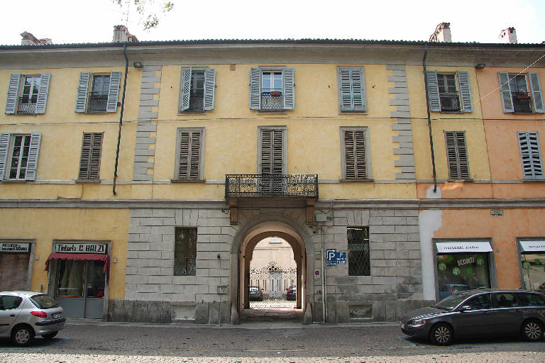 Casa Piazza Petrarca 32 - complesso (casa) - Pavia (PV) 