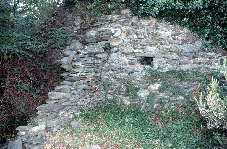 Castelvedro (resti) (mura difensive) - Dervio (LC) 