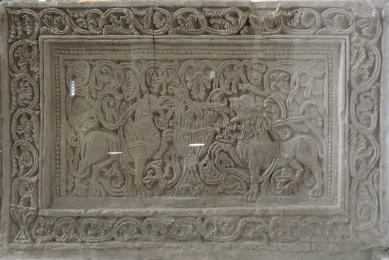 Transenna della scala della cripta, Un grifone e un leone che si fronteggiano fra tralci nascenti da un calice (decorazione plastica) - ambito lombardo (secc. XI/ XII)