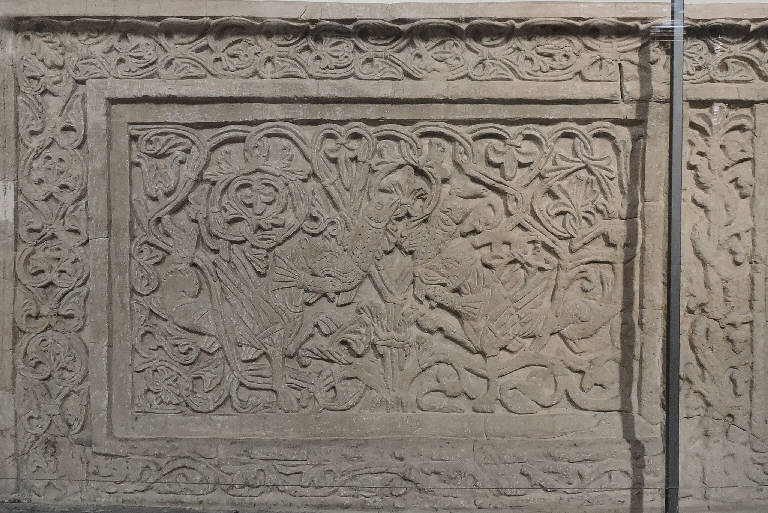 Transenna della scala della cripta, Due draghi con pesci in bocca che si fronteggiano fra tralci (decorazione plastica) - ambito lombardo (secc. XI/ XII)