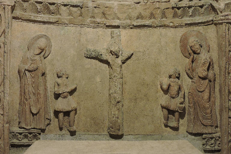 Decorazione plastico pittorica della cripta, Crocifissione (decorazione plastica) - ambito lombardo (secc. XI/ XII)
