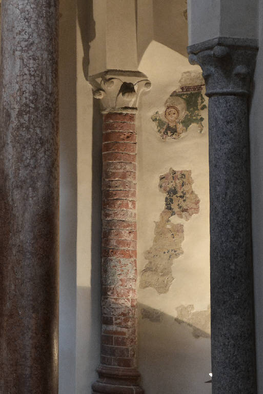 Decorazione pittorica del sacello di San Satiro, Due santi, Decorazione a racemi stilizzati (dipinto) - Ambito lombardo (inizio sec. XI)