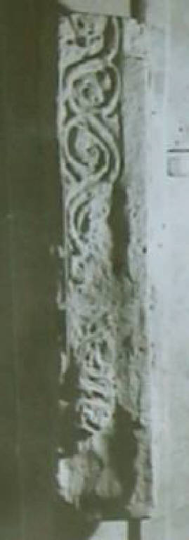 Motivi decorativi vegetali stilizzati (pilastro a rilievo) - ambito pavese (fine/inizio secc. XI/ XII)