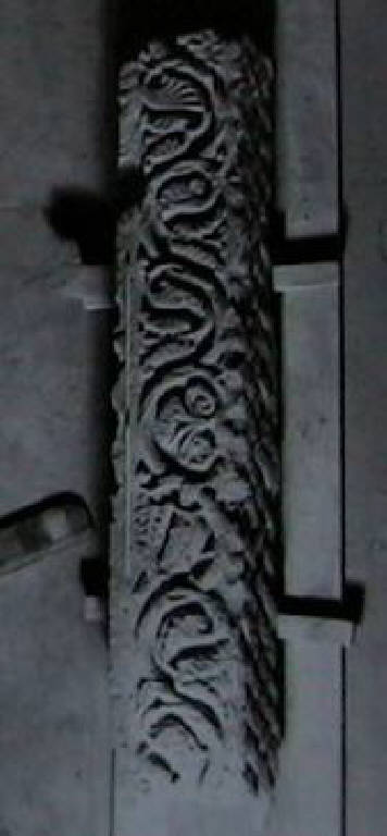 pilastro a rilievo - ambito pavese (fine/inizio secc. XI/ XII)