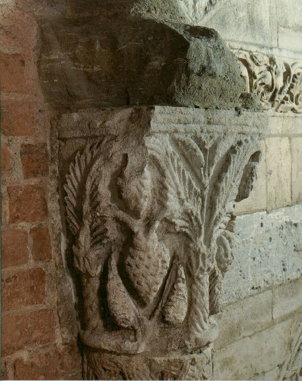 Motivi decorativi vegetali (capitello a rilievo) - ambito pavese (seconda metà sec. XI)