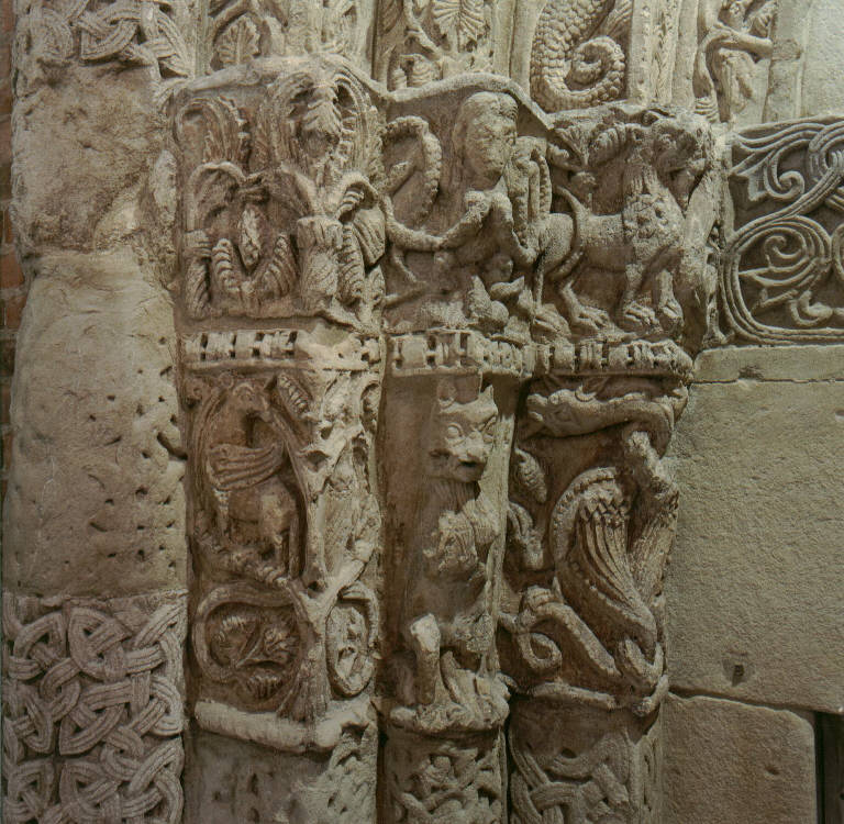 Animali fantastici e motivi decorativi vegetali (capitello a rilievo) - ambito pavese (seconda metà sec. XI)