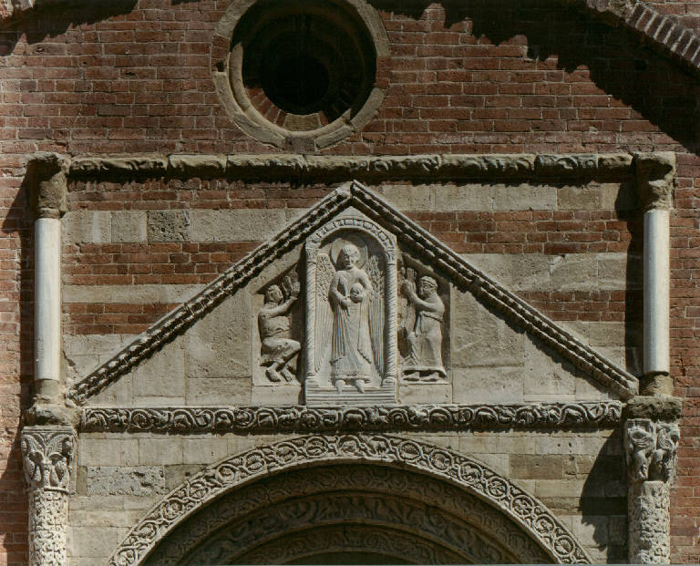 San Michele Arcangelo con figure di oranti e motivi decorativi vegetali stilizzati (timpano) - ambito pavese (seconda metà sec. XI)