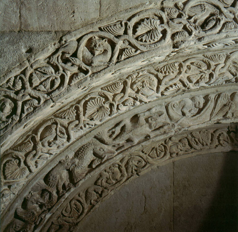 Motivi decorativi vegetali e animali (ghiera di portale) - ambito pavese (seconda metà sec. XI)