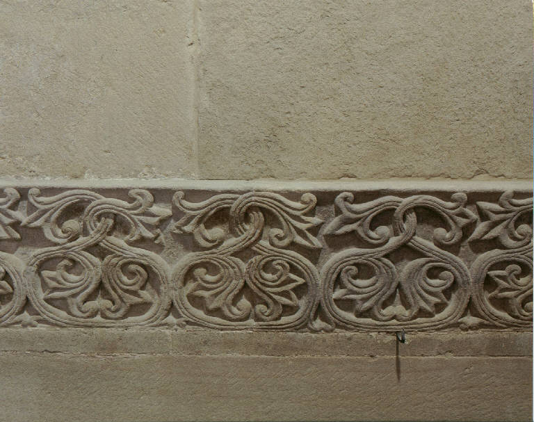 Motivi decorativi vegetali stilizzati (architrave a rilievo) - ambito pavese (seconda metà sec. XI)