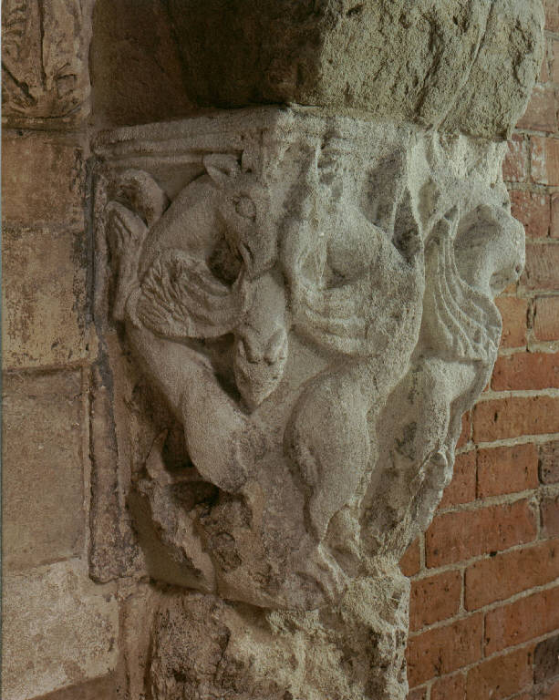 Motivo decorativo zoomorfo (capitello a rilievo) - ambito pavese (seconda metà sec. XI)
