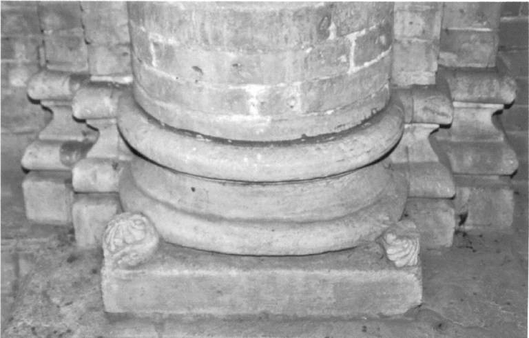 Motivi decorativi vegetali stilizzati (basamento di pilastro) - ambito pavese (seconda metà sec. XI)
