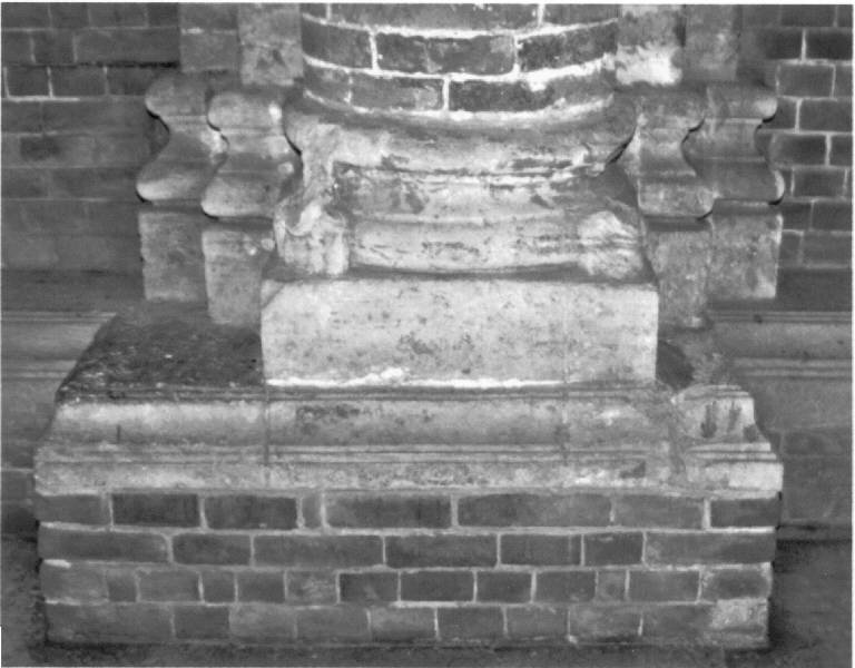 Motivi decorativi antropomorfi (basamento di pilastro) - ambito pavese (seconda metà sec. XI)