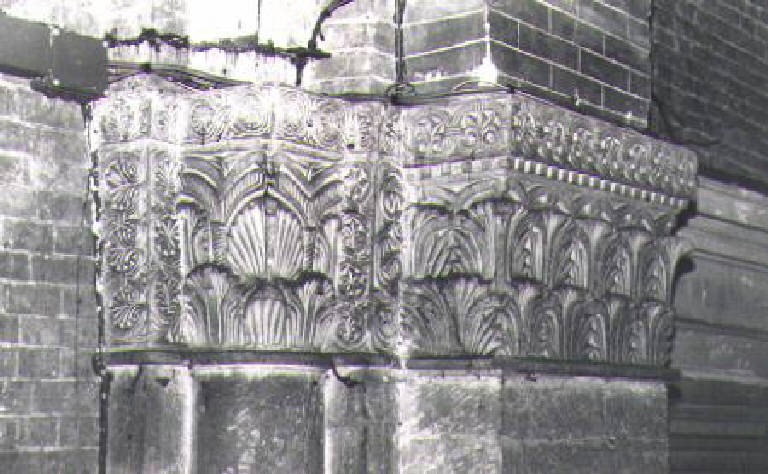 Motivi decorativi vegetali stilizzati (semicapitello corinzio) - ambito pavese (prima metà sec. XII)