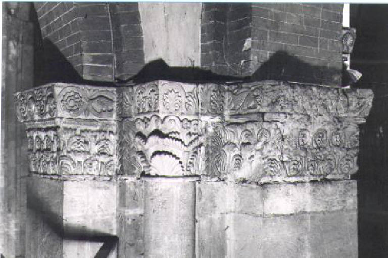 Motivi decorativi vegetali stilizzati (semicapitello) - ambito pavese (prima metà sec. XII)