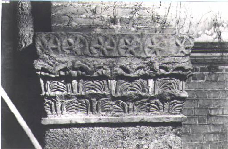 Motivi decorativi vegetali stilizzati (semicapitello corinzio) - ambito pavese (prima metà sec. XII)