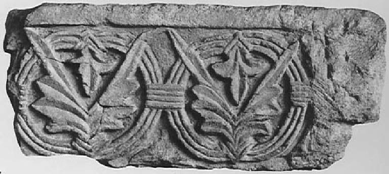 Motivi decorativi vegetali stilizzati (pulvino lavorato su due lati) - ambito lombardo pavese (sec. XII)