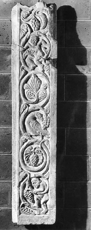 Motivi decorativi vegetali stilizzati e testa d'uomo (fregio scolpito) - ambito lombardo (sec. XII)