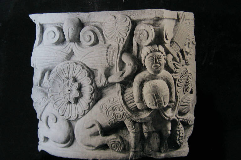 Figura maschile e animale e motivi decorativi vegetali stilizzati (capitello istoriato) - ambito lombardo pavese (fine/inizio secc. XI/ XII)