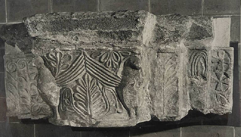 Motivi decorativi vegetali stilizzati e animali (capitello scolpito) - ambito pavese (sec. XII)