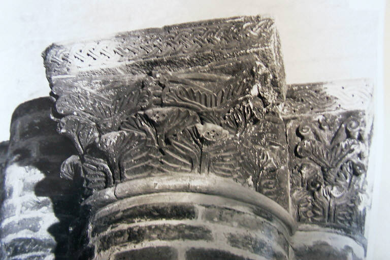 Motivi decorativi vegetali stilizzati (capitello scolpito) - ambito pavese (sec. XII)