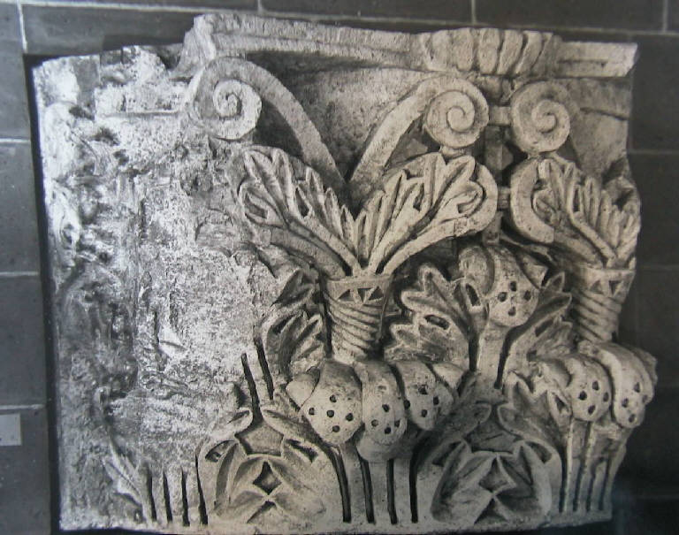 Motivi decorativi vegetali stilizzati (capitello) - ambito pavese (primo quarto sec. XII)
