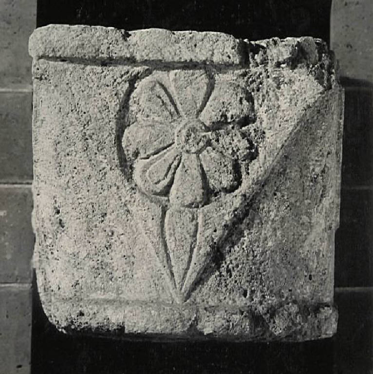Motivi decorativi vegetali stilizzati (capitello) - ambito lombardo pavese (fine/inizio secc. XI/ XII)