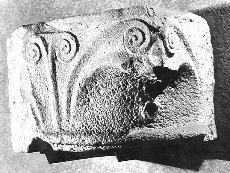 Motivi decorativi vegetali stilizzati (capitello scantonato) di l - ambito lombardo pavese (fine/inizio secc. XI/ XII)