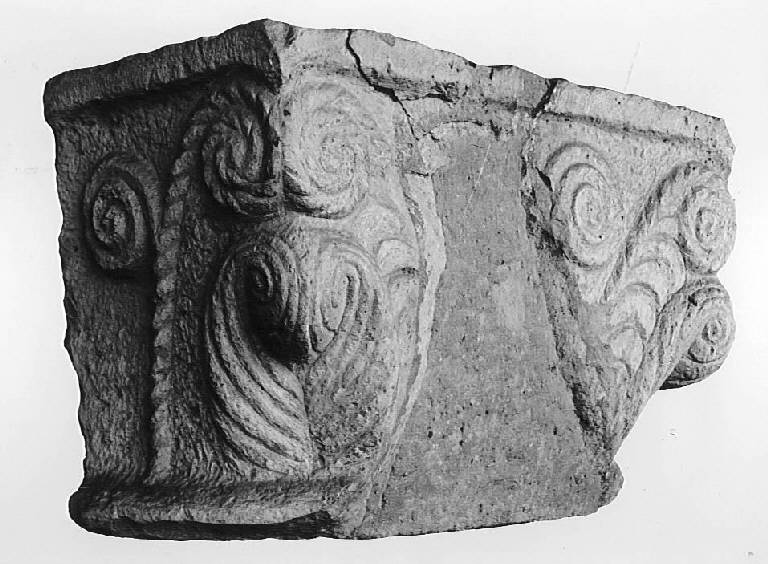 Motivi decorativi vegetali stilizzati (capitello con decorazioni fitomorfe) - ambito pavese (fine/inizio secc. XII/ XII)