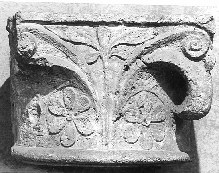 Motivi decorativi vegetali stilizzati (capitello) - ambito lombardo pavese (sec. XII)
