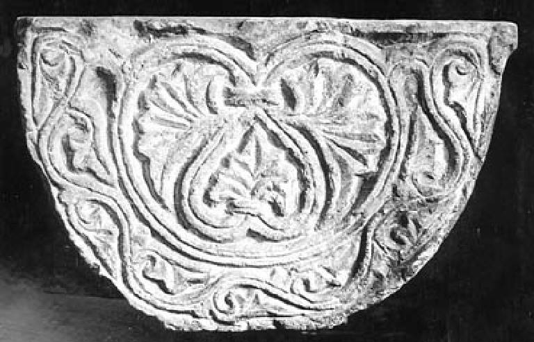 Motivi decorativi vegetali stilizzati (capitello) - ambito lombardo pavese (sec. XII)
