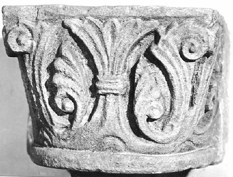 Motivi decorativi vegetali stilizzati (capitello di semicolonna) - ambito lombardo pavese (sec. XII)