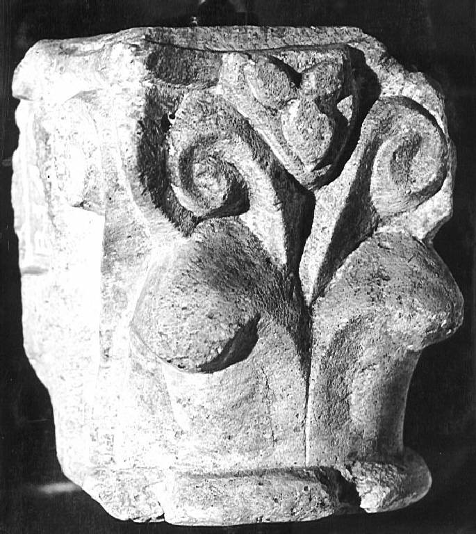 Motivi decorativi vegetali stilizzati (capitello di semicolonna) - ambito lombardo pavese (sec. XI)