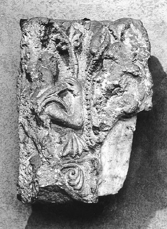 Motivi decorativi vegetali e figura antropomorfa (capitello) - ambito lombardo pavese (sec. XII)
