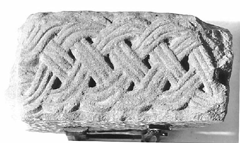 Motivi decorativi astratti (abaco scolpito) - ambito pavese (sec. XII)