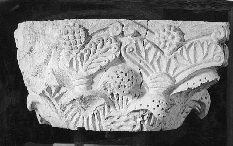 Motivi decorativi vegetali stilizzati (capitello di tipologia corinzia) - ambito pavese (fine/inizio secc. XI/ XII)