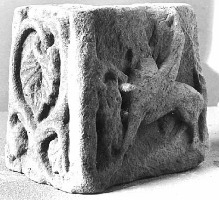 Animale e motivi decorativi vegetali stilizzati (strombo di portale) - ambito pavese (seconda metà sec. XII)