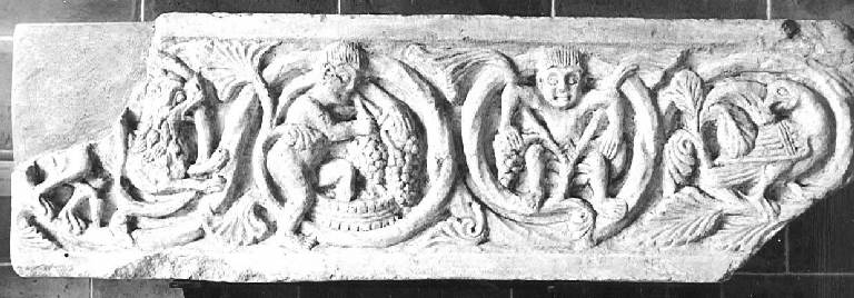 Figure di uomini e animali tra i girali di un tralcio (fregio lavorato) - ambito pavese (sec. XII)