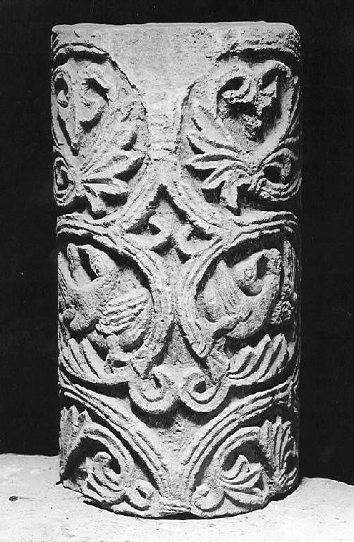 Motivi decorativi vegetali stilizzati (capitello lavorato) - ambito pavese (sec. XII)