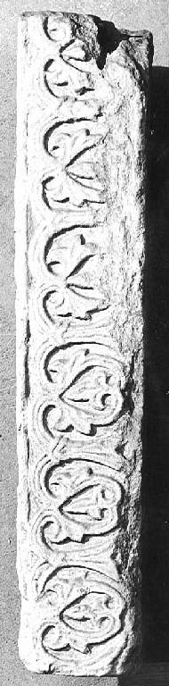 Motivi decorativi vegetali (lesena) - ambito pavese (sec. XII)