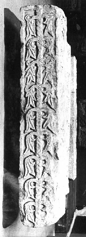 Motivi decorativi vegetali stilizzati (lesene d'angolo) - ambito pavese (sec. XII)