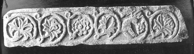 Motivi decorativi vegetali e animali (pulvino di capitello) - ambito pavese (sec. XII)