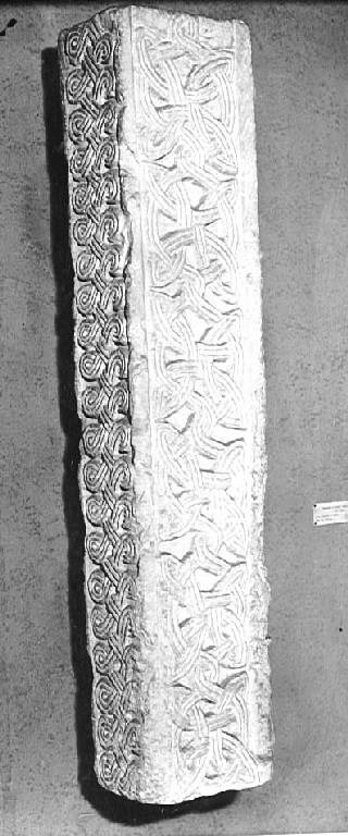 Motivi decorativi stilizzati (lesena lavorata) - ambito pavese (sec. XII)