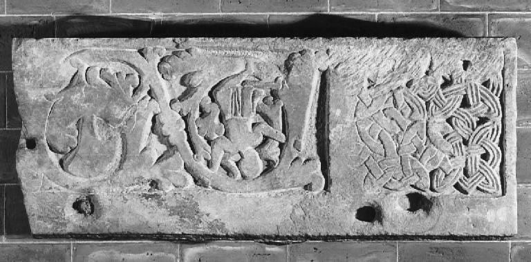 Motivi decorativi astratti e figura maschile e animale (lastra lavorata) - ambito pavese (sec. XII)