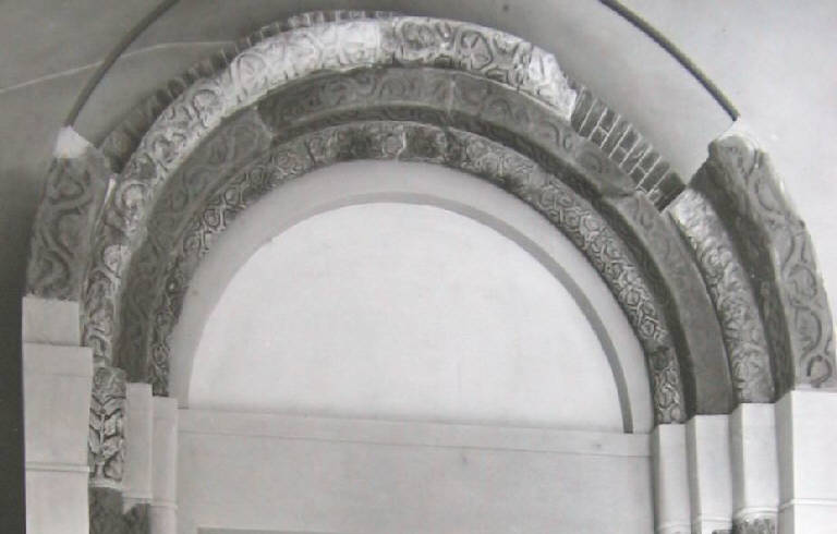 Motivi decorativi vegetali (ghiera di portale) - ambito pavese (fine/inizio secc. XI/ XII)