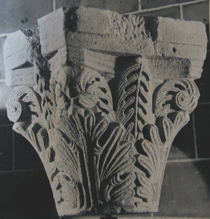 Motivi decorativi vegetali stilizzati (capitello a rilievo) - ambito pavese (prima metà sec. XII)